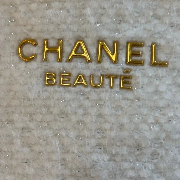 CHANEL White and Gold cosmetic bag - Picture 4 of 8